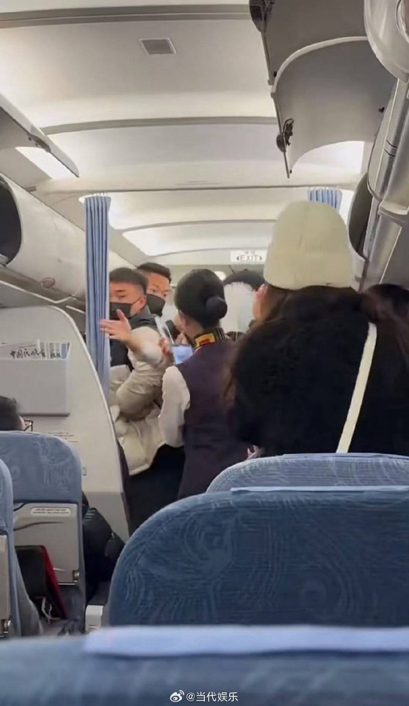 ส่องดราม่าผู้ช่วยนักร้อง ตบคนกลางสนามบิน