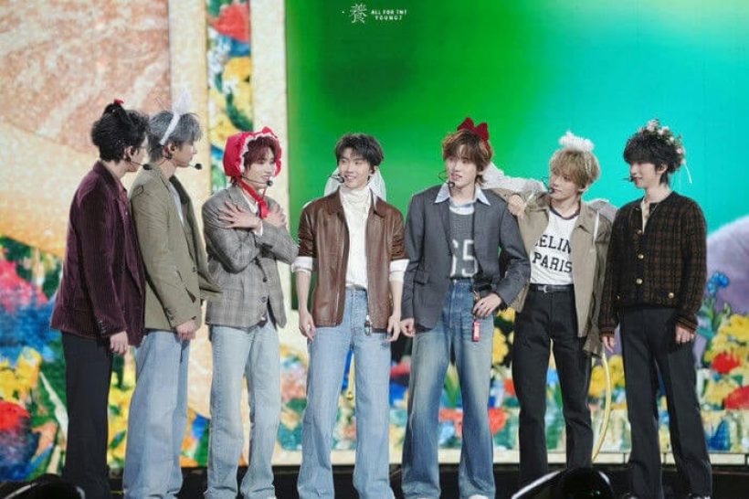 นาทีชีวิต! เวทียุบต่อหน้าต่อตา แฟนคลับกรี๊ดลั่นฮอลล์ หวิดเจ็บตัว!