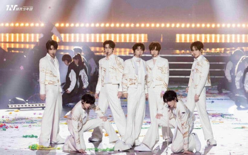 นาทีชีวิต! เวทียุบต่อหน้าต่อตา แฟนคลับกรี๊ดลั่นฮอลล์ หวิดเจ็บตัว!