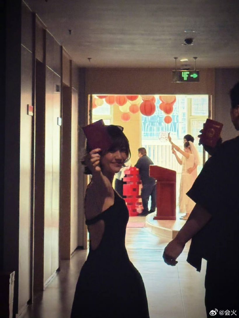 ช็อตทัชใจ จ้าวลู่ซือ เป็นสักขีพยานรักเพื่อนสนิทสละโสดแล้ว