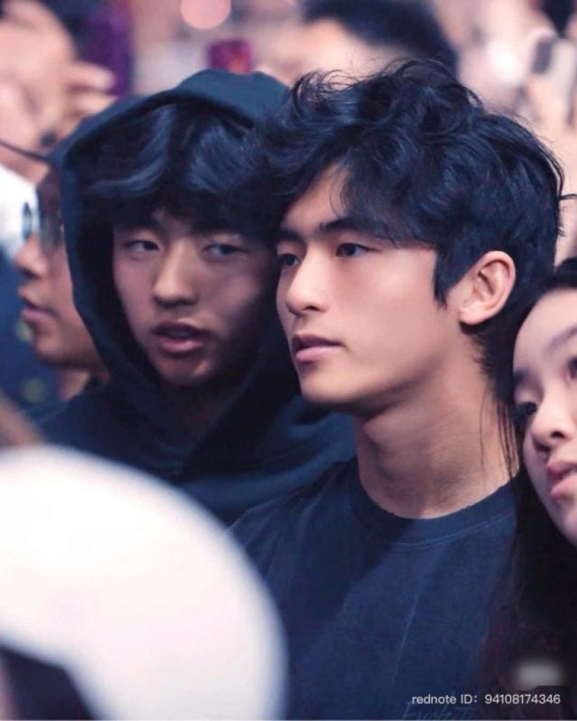 ลูกชายพระเอกขโมยซีน! หล่อกระแทกใจ กลางคอนศิลปินดัง