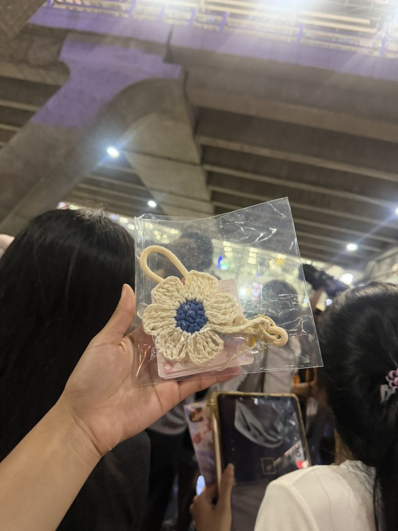 ประทับใจ จ้าวลู่ซือ หอบของขวัญข้ามประเทศมาฝากแฟนๆด้วย