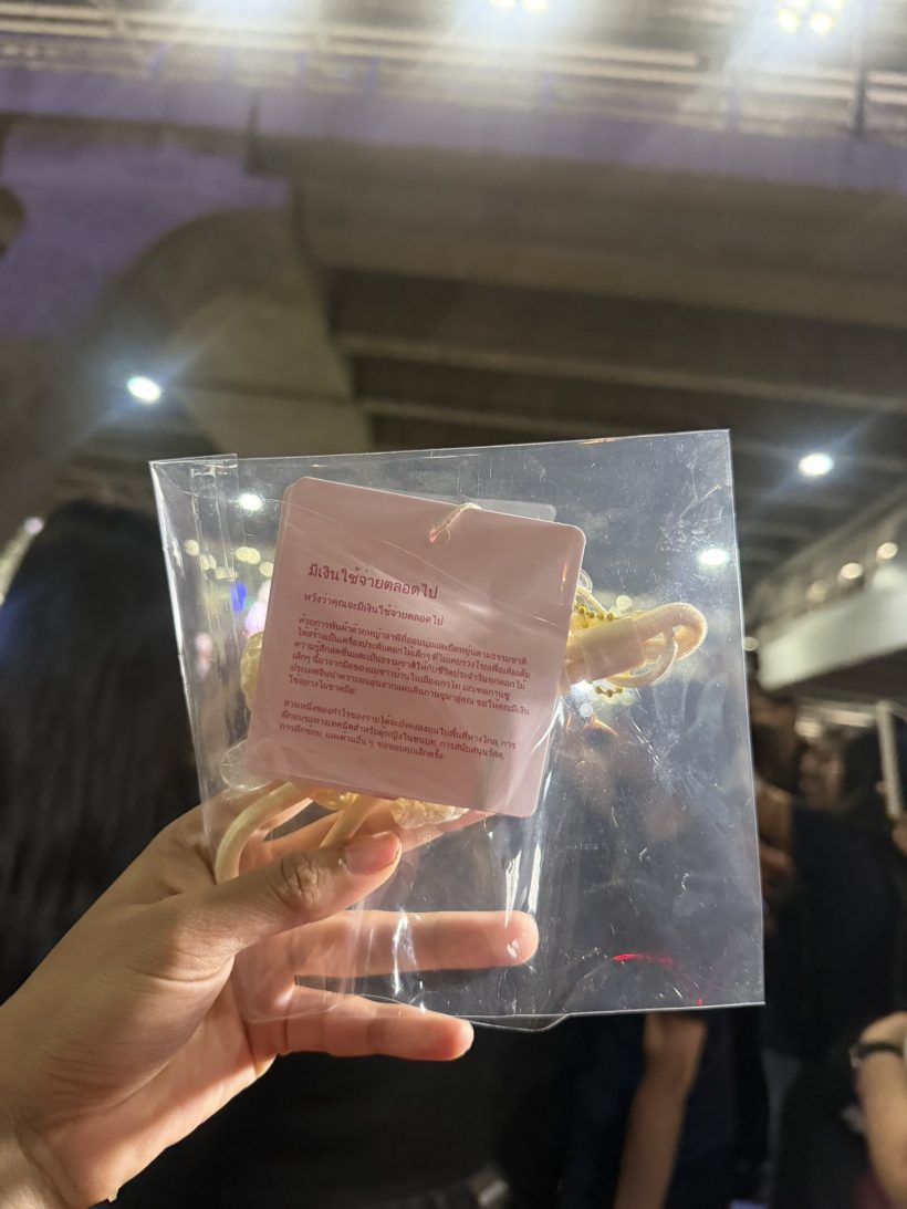 ประทับใจ จ้าวลู่ซือ หอบของขวัญข้ามประเทศมาฝากแฟนๆด้วย