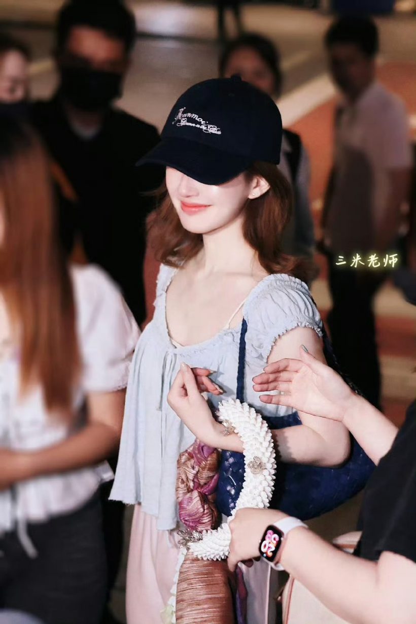 ประทับใจ จ้าวลู่ซือ หอบของขวัญข้ามประเทศมาฝากแฟนๆด้วย