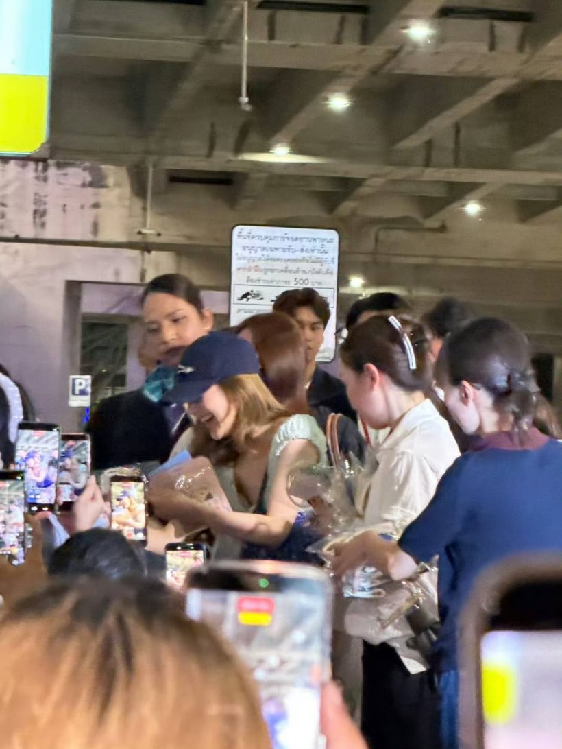 ประทับใจ จ้าวลู่ซือ หอบของขวัญข้ามประเทศมาฝากแฟนๆด้วย