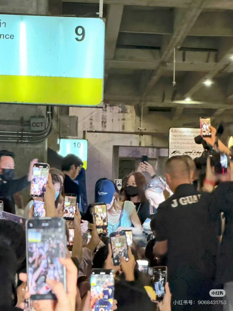 ประทับใจ จ้าวลู่ซือ หอบของขวัญข้ามประเทศมาฝากแฟนๆด้วย