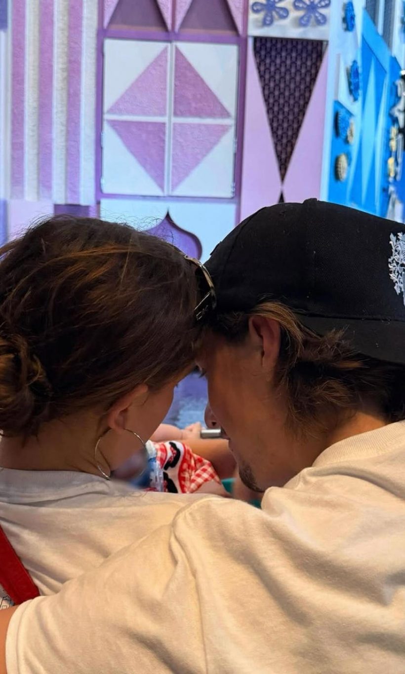 ส่องลุคคุณแม่ ดาราสาวพร้อมสามีสุดหล่อ อุ้มลูกเดินชิลน่ารักตะโกน!