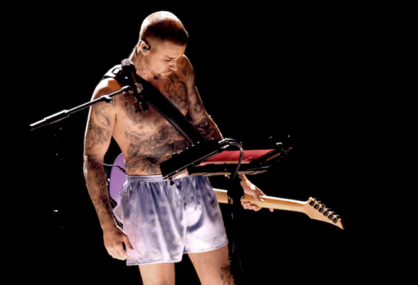 ชุดนี้จริงดิ? จัสติน บีเบอร์ โชว์บ็อกเซอร์ตัวเดียวเขย่าเวที