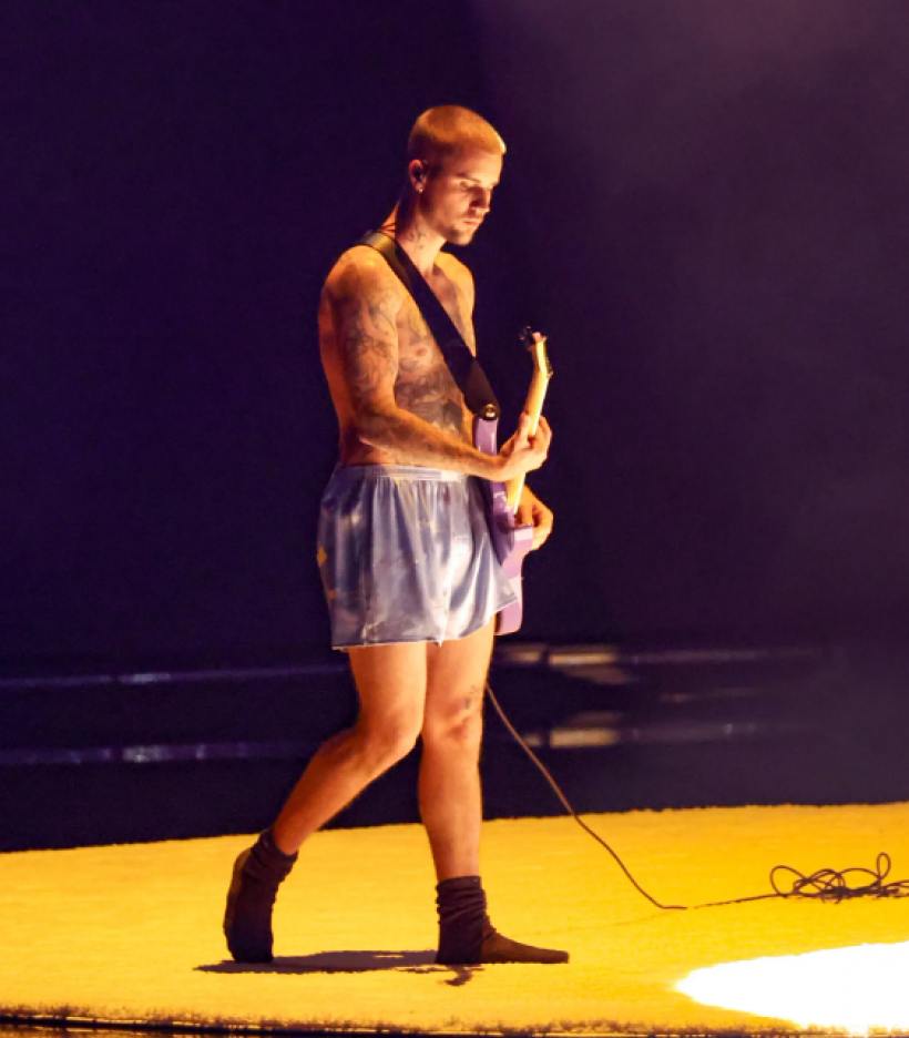 ชุดนี้จริงดิ? จัสติน บีเบอร์ โชว์บ็อกเซอร์ตัวเดียวเขย่าเวที