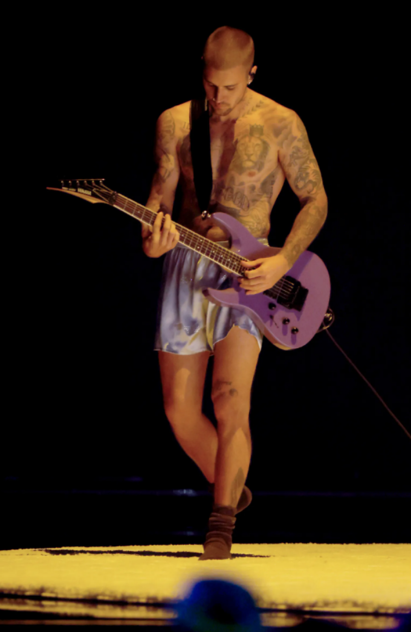 ชุดนี้จริงดิ? จัสติน บีเบอร์ โชว์บ็อกเซอร์ตัวเดียวเขย่าเวที