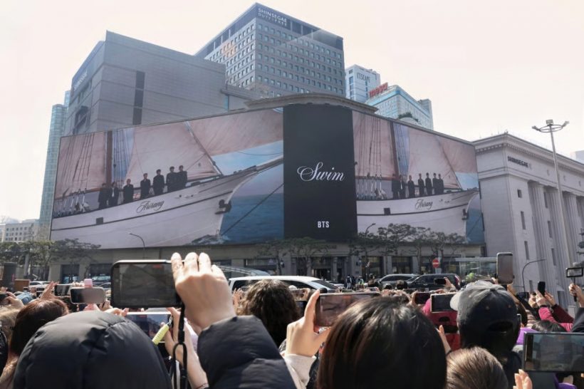 โซลแทบแตก! BTS ยึดควังฮวามุน สั่งปิดวังรับฝูงชน 2 แสนคน