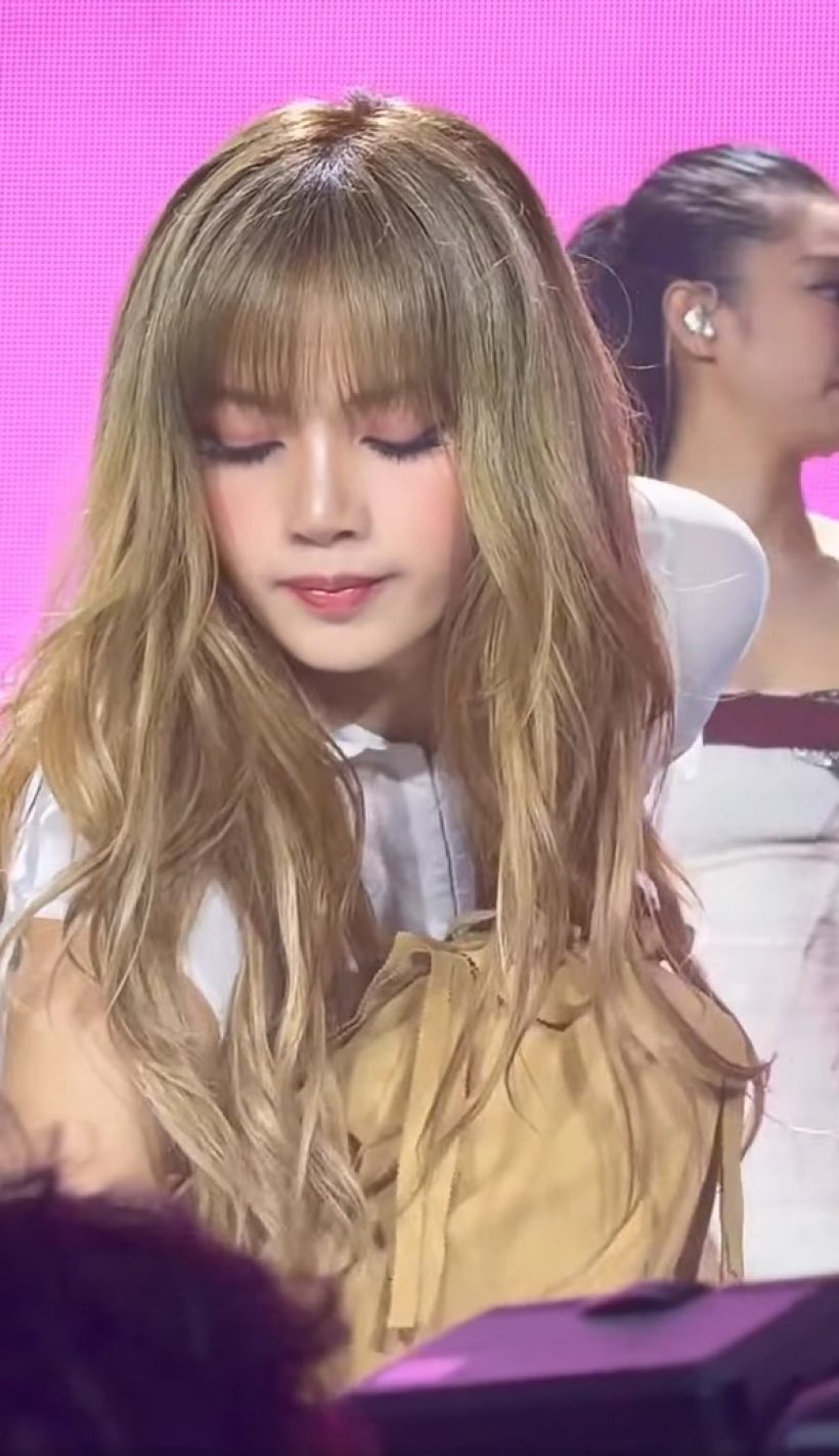 ภาพสุดไวรัล ลิซ่า พักดื่มน้ำชิลๆ เเต่ความสวยทำกล้องเเตก!