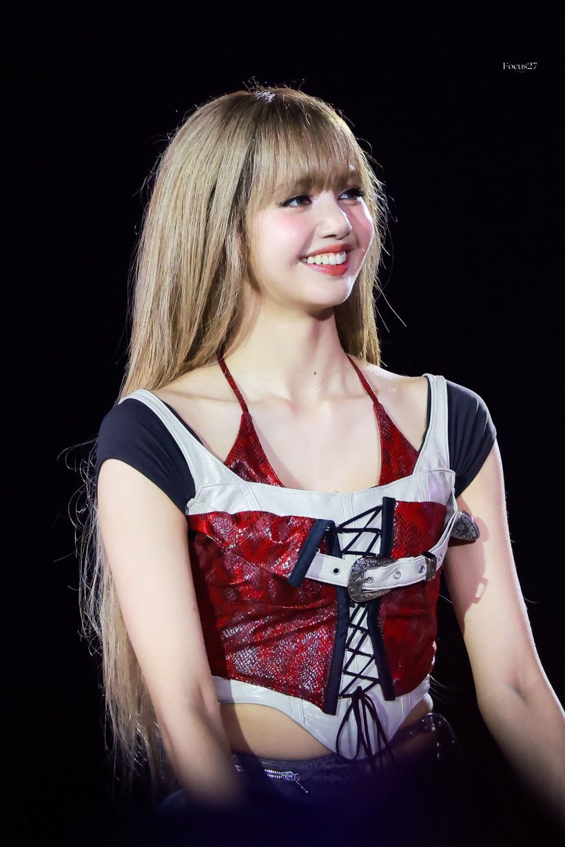 ลิซ่า ร่างทองขึ้นคอนเสิร์ตใหญ่ ลุคนี้สวยสะกดเหมือนตุ๊กตาบาร์บี้