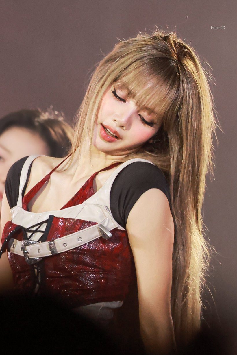 ลิซ่า ร่างทองขึ้นคอนเสิร์ตใหญ่ ลุคนี้สวยสะกดเหมือนตุ๊กตาบาร์บี้