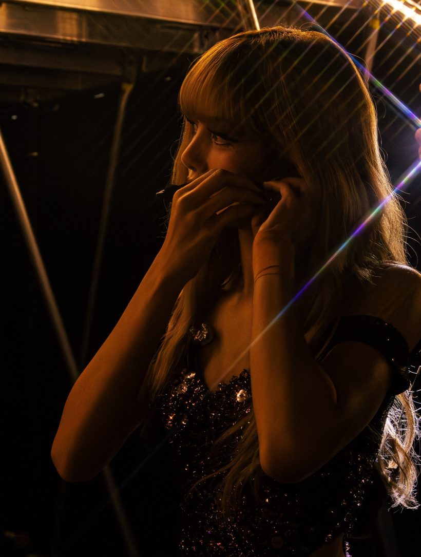 ช็อตประทับใจของลิซ่า บนเวทีคือซุปตาร์ ชีวิตจริงคือเด็กน้อยของพ่อ