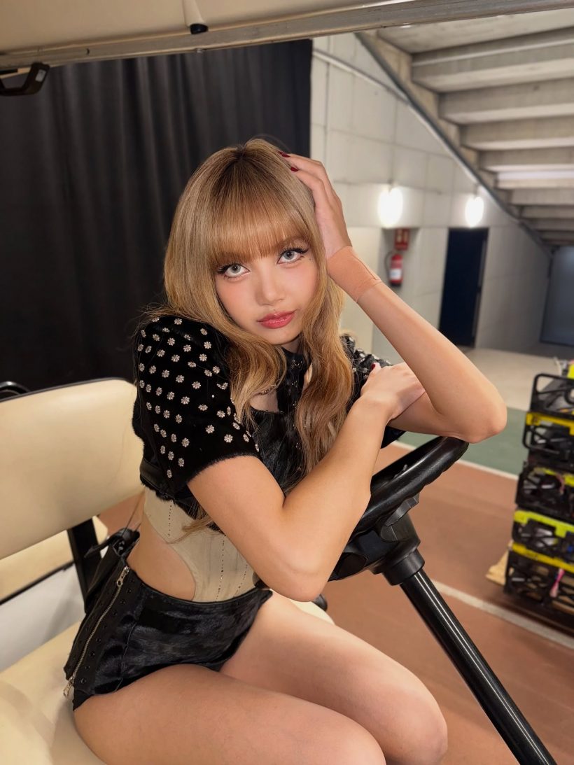 จาการ์ตาแตกตื่น! ‘ลิซ่า’ โซโล่สเตจล่าสุด สวยไฟลุก-ผมหยิกทำใจสั่น!