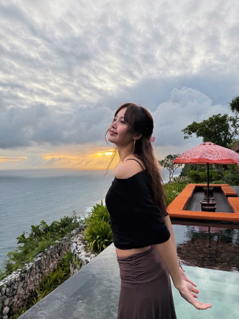 ตาค้างทั้งไทม์ไลน์ ลิซ่าเสิร์ฟลุคทะเล แต่ละช็อตคือเอาเรื่อง