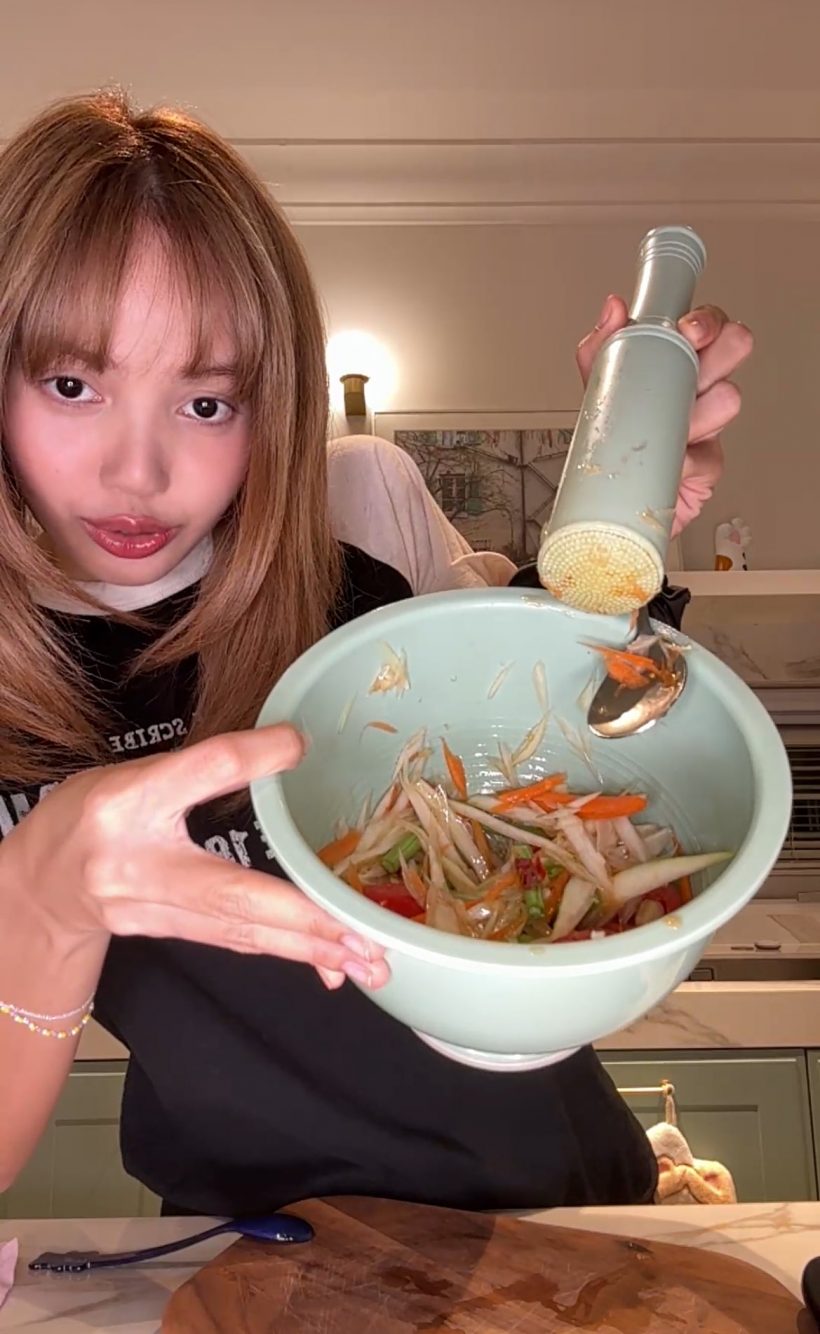 ไวรัลเรียบร้อย! เมื่อ ลิซ่าเปรี้ยวปาก ลุกมาตำส้มตำอวดโลก