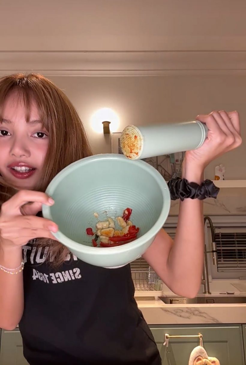 ไวรัลเรียบร้อย! เมื่อ ลิซ่าเปรี้ยวปาก ลุกมาตำส้มตำอวดโลก