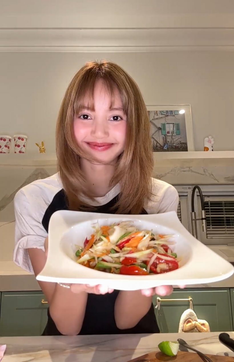 ไวรัลเรียบร้อย! เมื่อ ลิซ่าเปรี้ยวปาก ลุกมาตำส้มตำอวดโลก