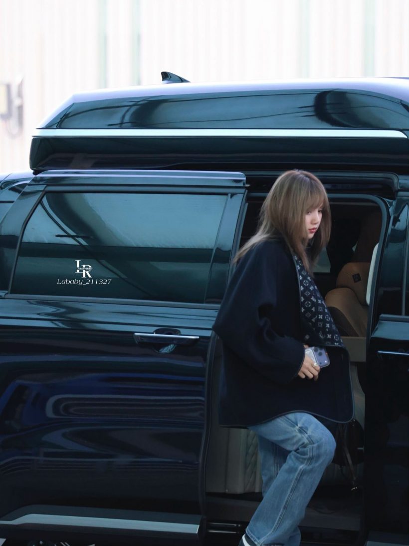 เปิดราคาแฟชั่นสนามบินลิซ่า BLACKPINK สวยสับแบบชิลๆ แต่ราคาซื้อรถได้!