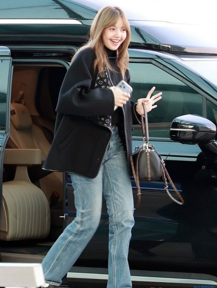 เปิดราคาแฟชั่นสนามบินลิซ่า BLACKPINK สวยสับแบบชิลๆ แต่ราคาซื้อรถได้!