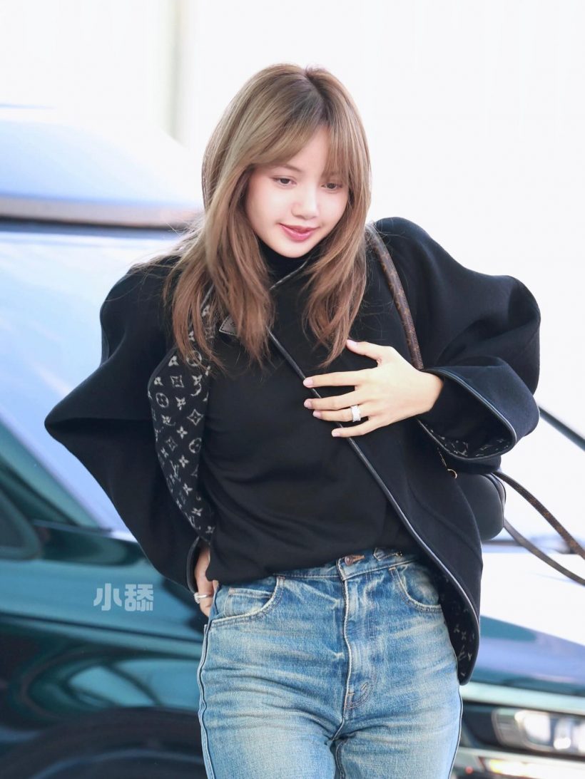 เปิดราคาแฟชั่นสนามบินลิซ่า BLACKPINK สวยสับแบบชิลๆ แต่ราคาซื้อรถได้!
