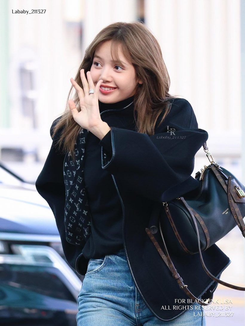 เปิดราคาแฟชั่นสนามบินลิซ่า BLACKPINK สวยสับแบบชิลๆ แต่ราคาซื้อรถได้!