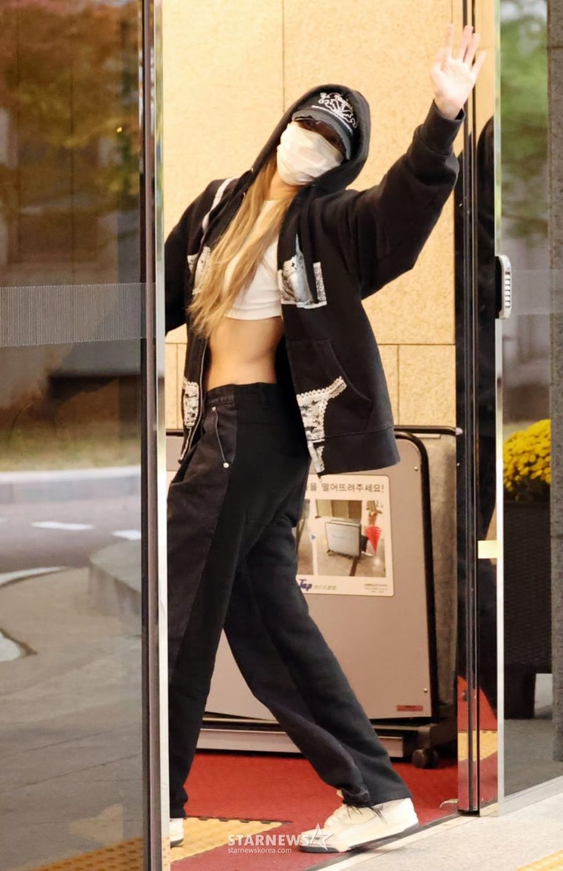 ฮาลั่นไทม์ไลน์! ‘ลิซ่า’ กับแฟชั่นสุดปั่น เสื้อฮู้ดลาย ‘บิกินี’ กลางสนามบิน!