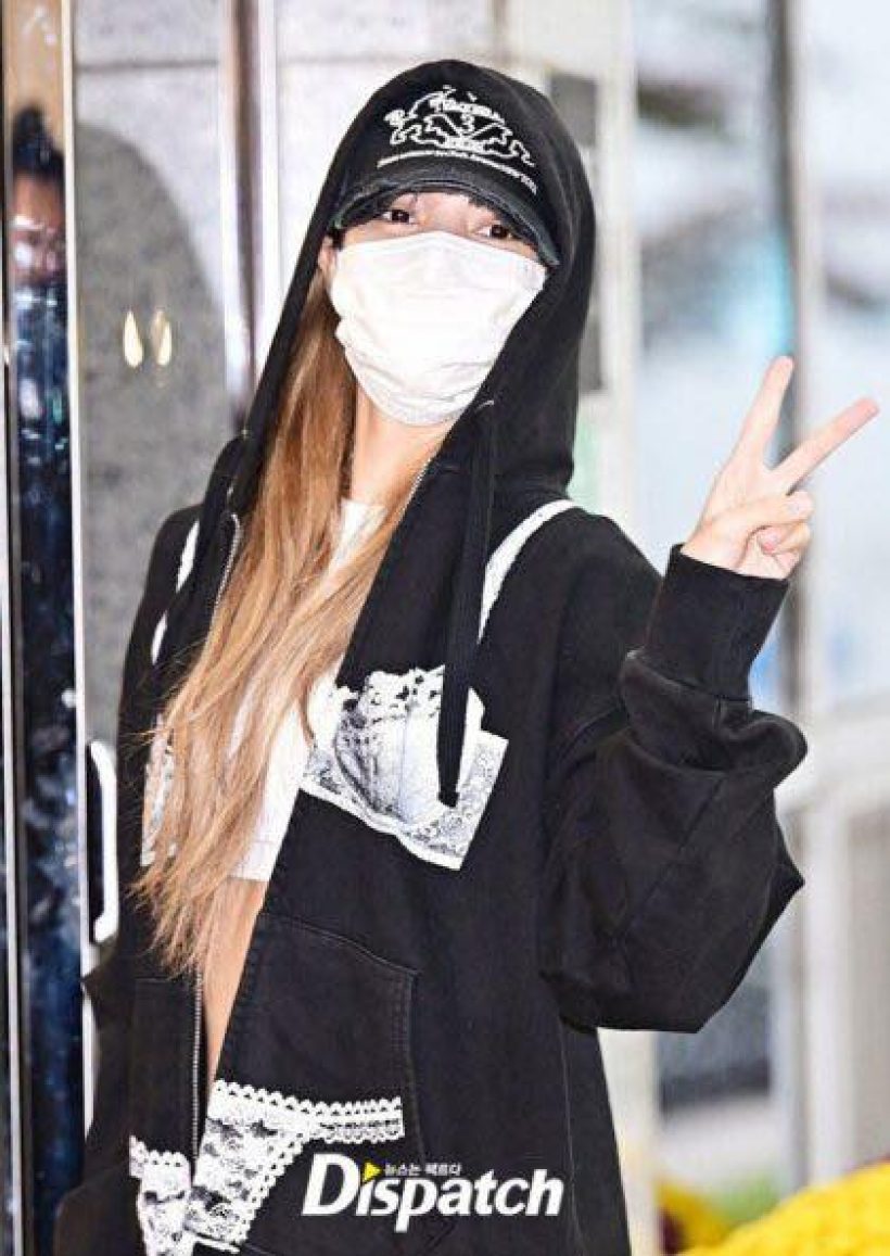 ฮาลั่นไทม์ไลน์! ‘ลิซ่า’ กับแฟชั่นสุดปั่น เสื้อฮู้ดลาย ‘บิกินี’ กลางสนามบิน!