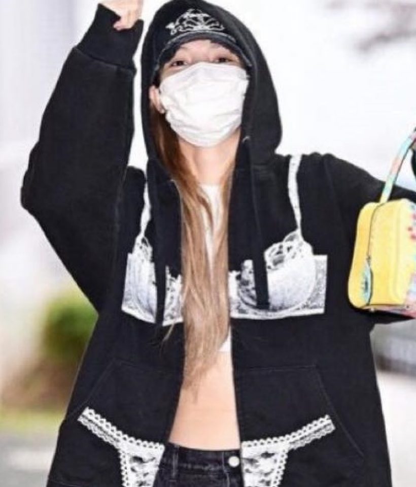 ฮาลั่นไทม์ไลน์! ‘ลิซ่า’ กับแฟชั่นสุดปั่น เสื้อฮู้ดลาย ‘บิกินี’ กลางสนามบิน!