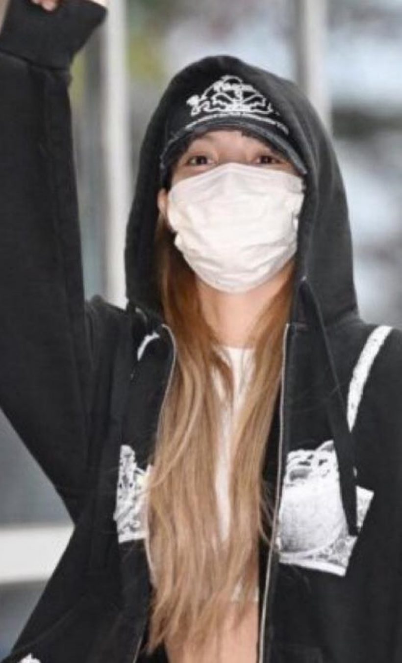 ฮาลั่นไทม์ไลน์! ‘ลิซ่า’ กับแฟชั่นสุดปั่น เสื้อฮู้ดลาย ‘บิกินี’ กลางสนามบิน!