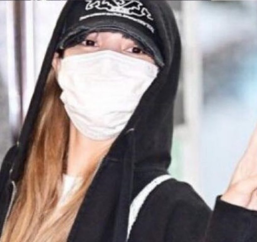 ฮาลั่นไทม์ไลน์! ‘ลิซ่า’ กับแฟชั่นสุดปั่น เสื้อฮู้ดลาย ‘บิกินี’ กลางสนามบิน!