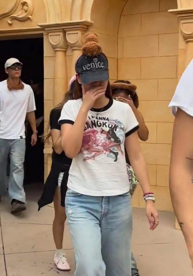 ไม่ใช่ใครที่ไหน!วาร์ปหนุ่มข้างกาย เดินเล่นกับลิซ่าที่สิงคโปร์ ที่แท้...