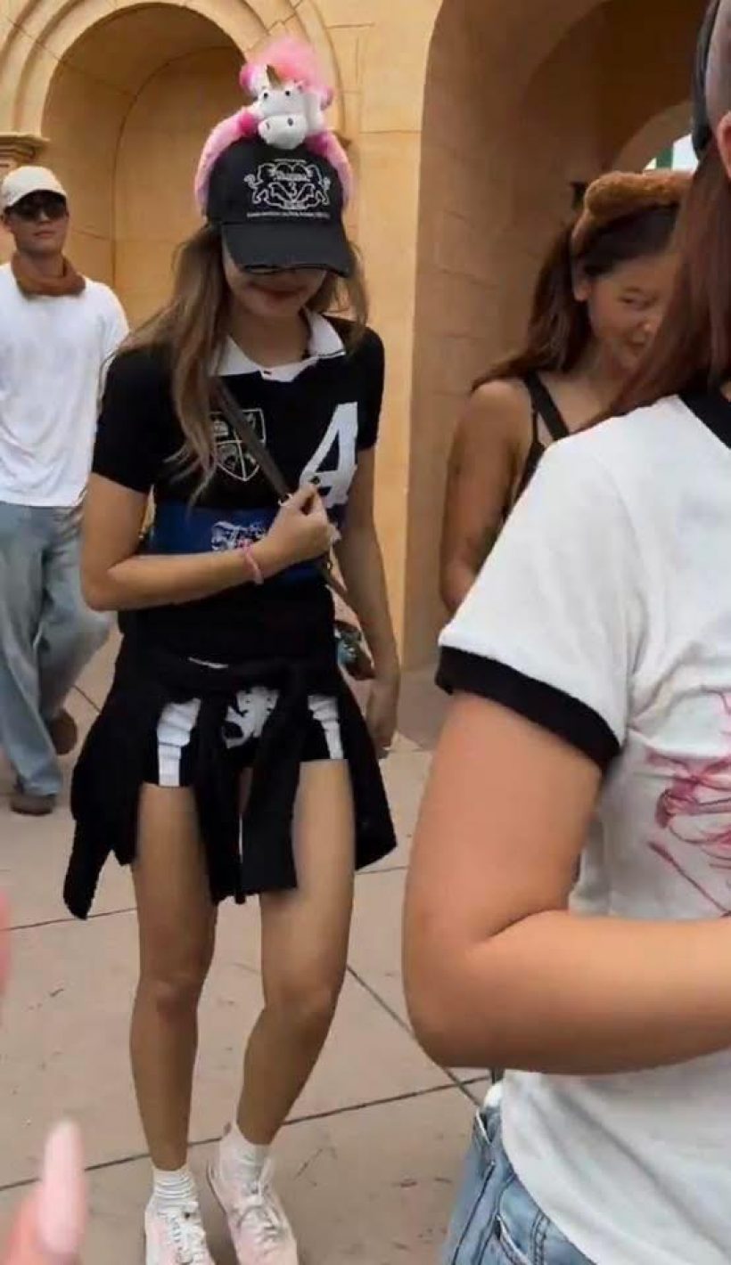 ไม่ใช่ใครที่ไหน!วาร์ปหนุ่มข้างกาย เดินเล่นกับลิซ่าที่สิงคโปร์ ที่แท้...