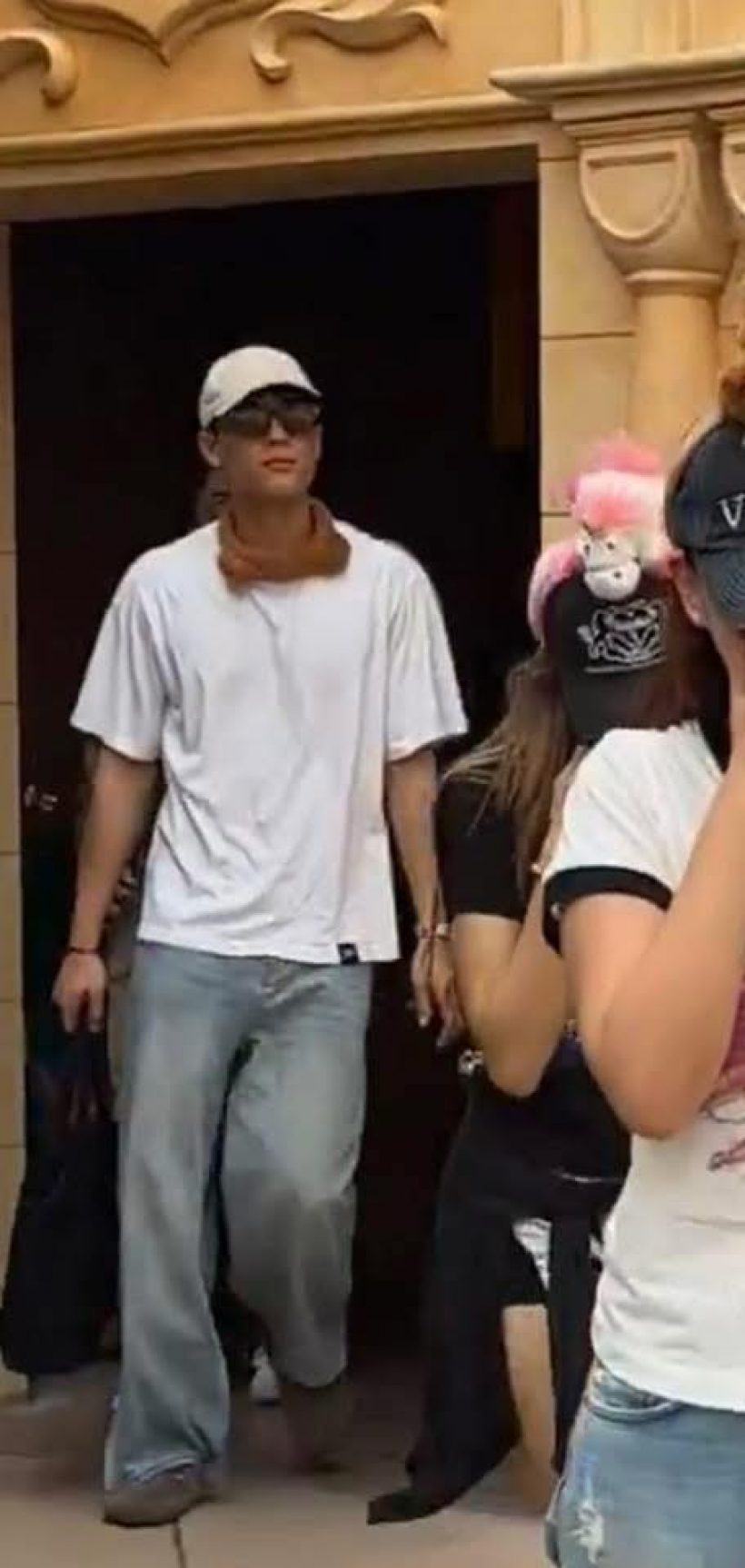 ไม่ใช่ใครที่ไหน!วาร์ปหนุ่มข้างกาย เดินเล่นกับลิซ่าที่สิงคโปร์ ที่แท้...