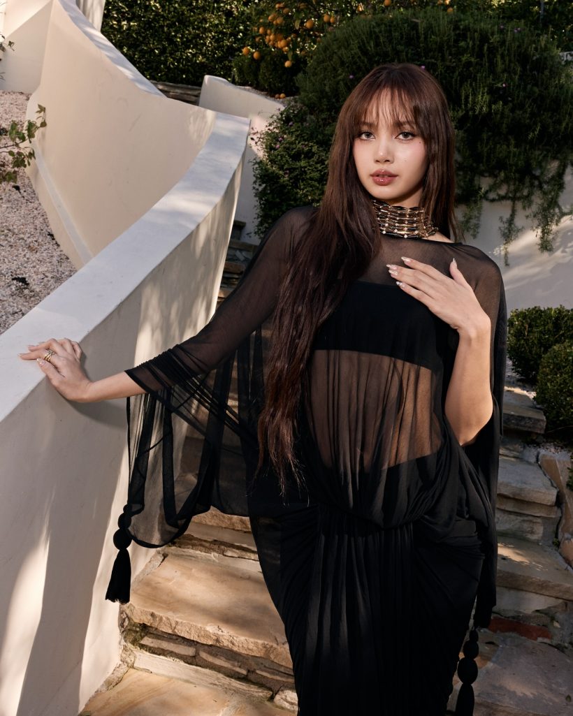 ไม่ทน! แฟนคลับรุมสับคอมเมนต์หาว่า ลิซ่า ได้งานใหญ่เพราะ เฟรเดริก ดัน