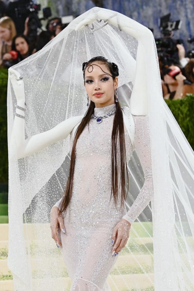 ส่องราคาทั้งตัว! ลิซ่าฟาดเครื่องประดับร้อยล้านสะเทือน Met Gala