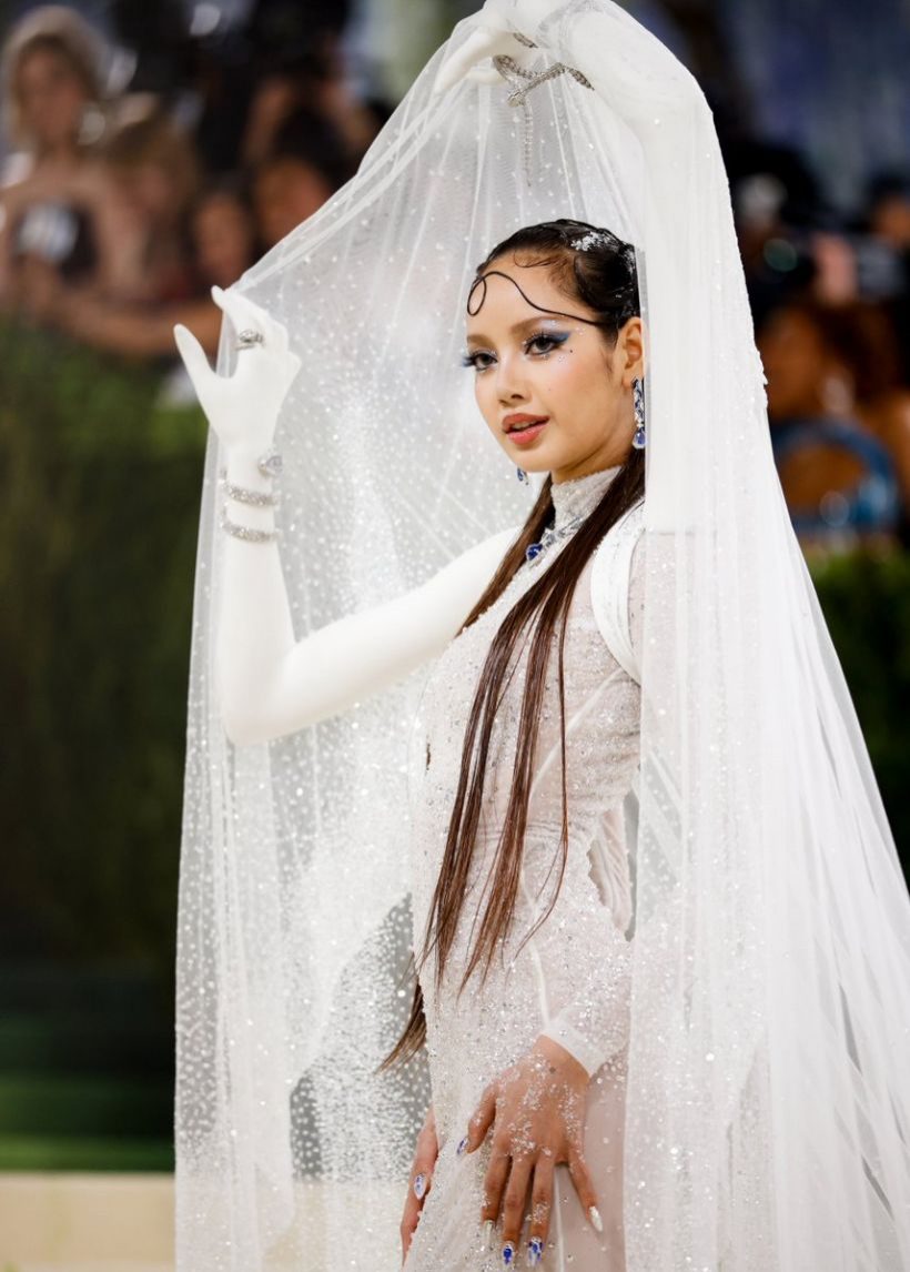 ส่องราคาทั้งตัว! ลิซ่าฟาดเครื่องประดับร้อยล้านสะเทือน Met Gala