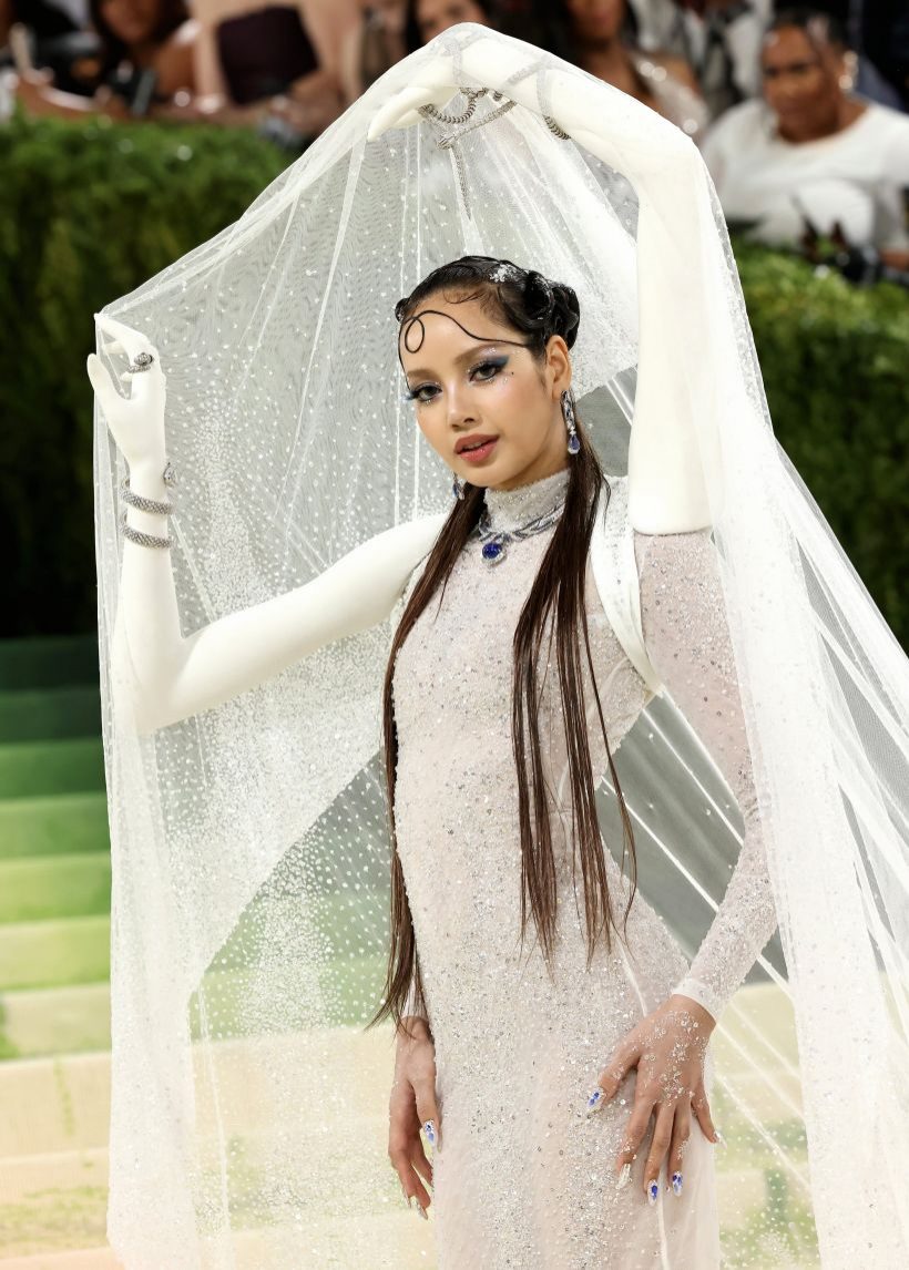 ส่องราคาทั้งตัว! ลิซ่าฟาดเครื่องประดับร้อยล้านสะเทือน Met Gala