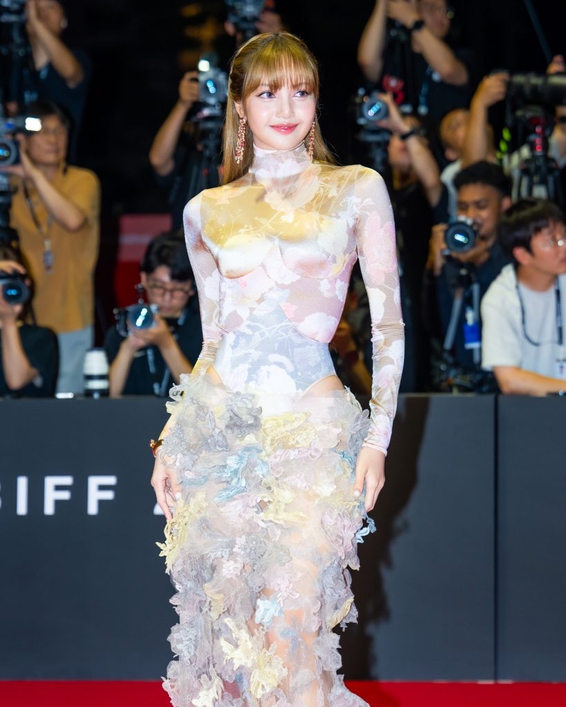ถอดลุคสุดปัง! ลิซ่า ในชุดโอตกูตูร์ บนพรมแดงเทศกาลหนังปูซาน!