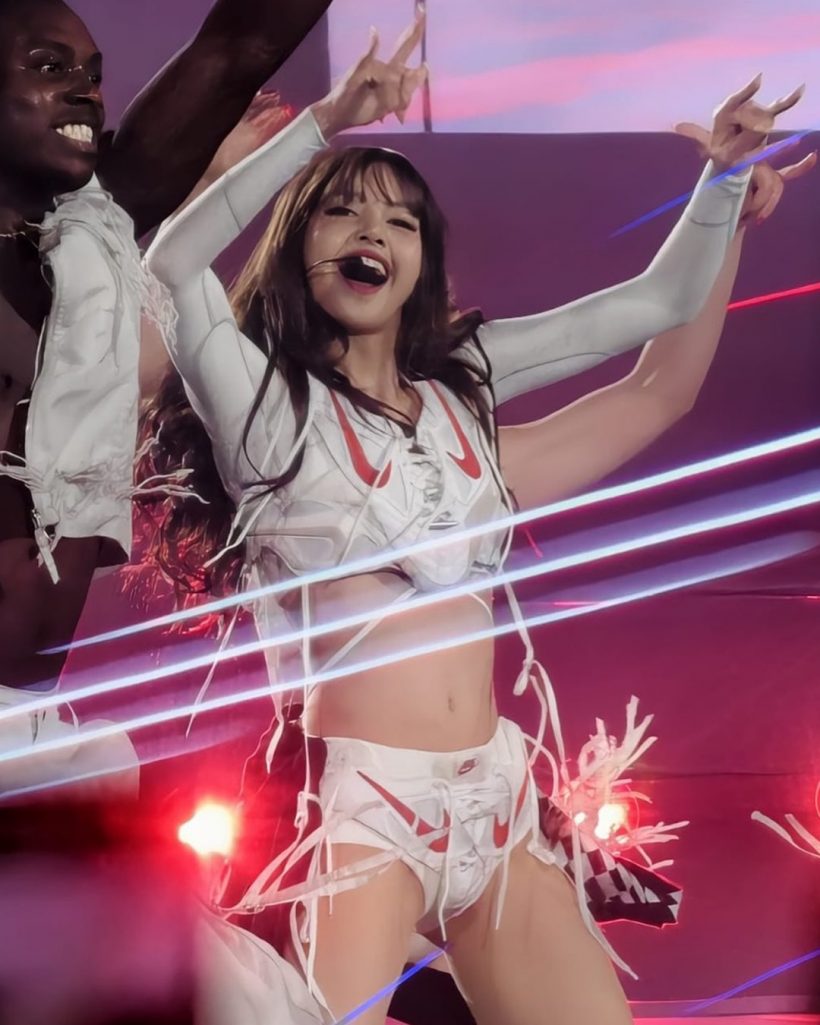 เจาะดีเทลชุดนี้ของลิซ่า ครีเอตสุดจนร้องว้าว