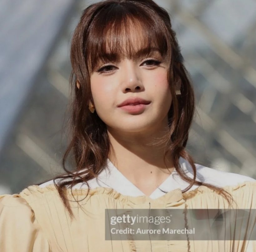 หยุดดูไม่ได้! ส่องดีเทลลุค วินเทจสุดแกลมของลิซ่าที่ปารีสแฟชั่นวีก