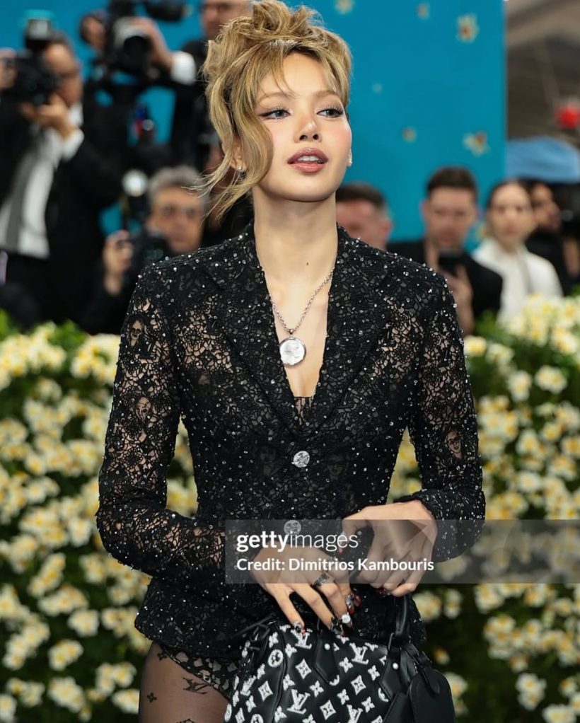 ลิซ่าจุดกระแสไวรัล Met Gala! หน้าคนแฝงอยู่ในชุด ทำชาวเน็ตเสียงแตก