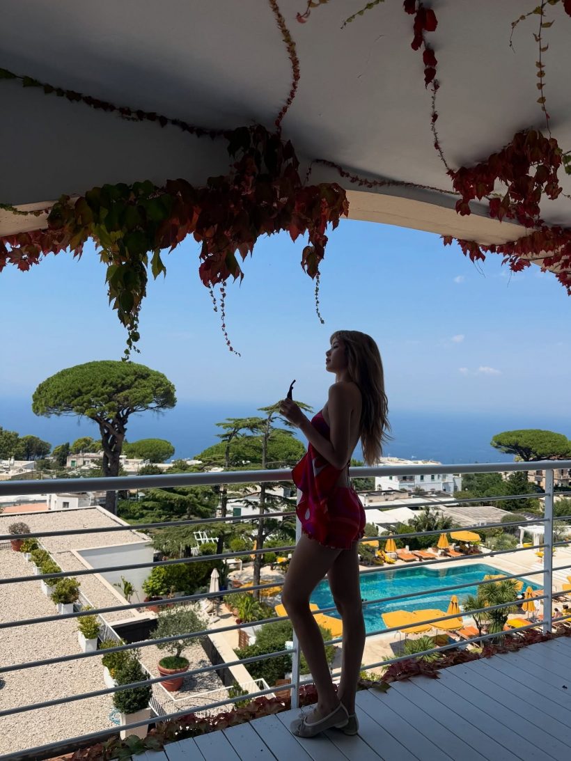 ลิซ่า สาดออร่าความHOT ทริปหรูล่องยุโรปที่ Capri Italy