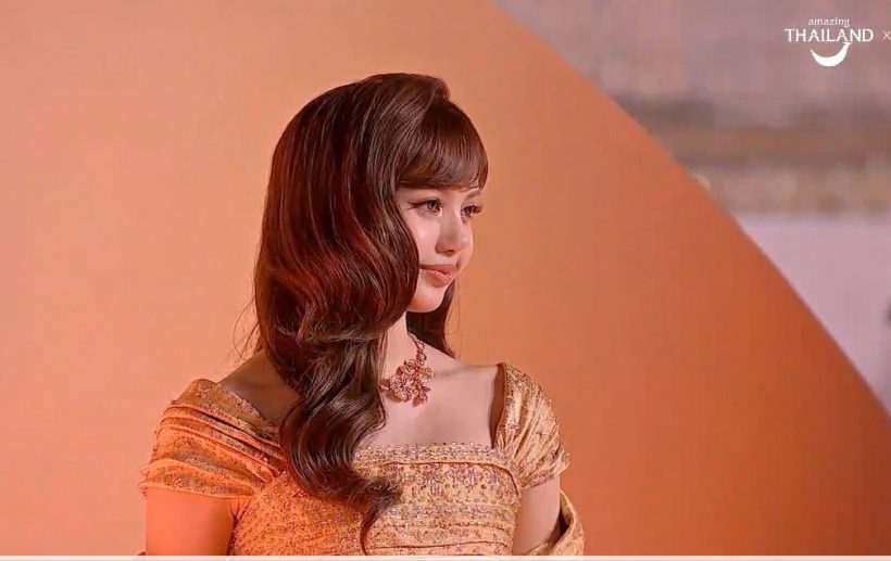 ลิซ่า สะกดทุกสายตาในลุคทองขโมยหัวใจคนทั้งโลก