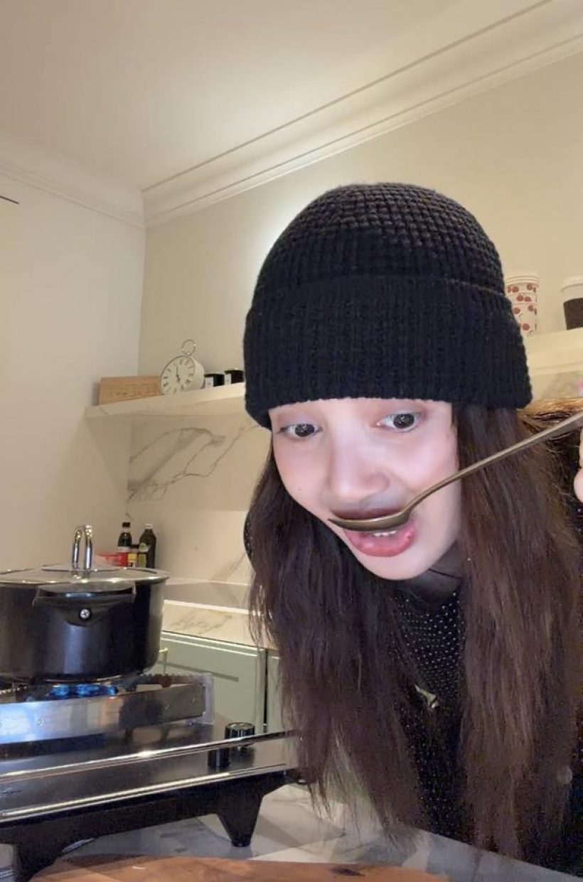 ครัวไฟลุก! ลิซ่าไลฟ์ทำอาหารแต่หลุดข้อมูลลับเพียบ