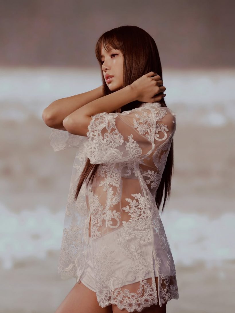 เปิดราคาที่แรก! ชุดลูกไม้สุดเก๋ของลิซ่า ลุคนี้กี่บาท?