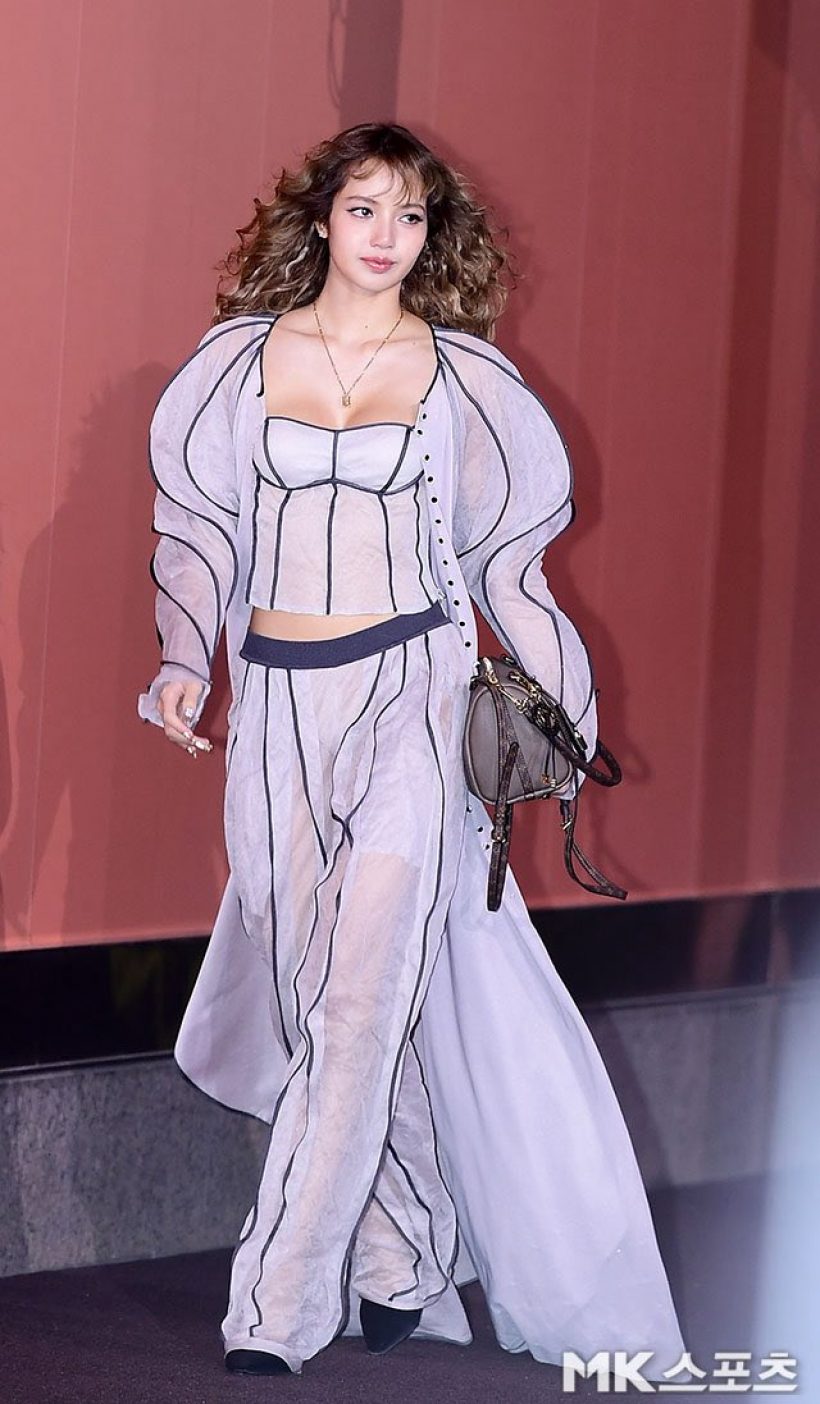 ดาเมจแรงมาก! ส่องลุค "ลิซ่า" ในงาน Louis Vuitton น่ารักจนใจเจ็บ