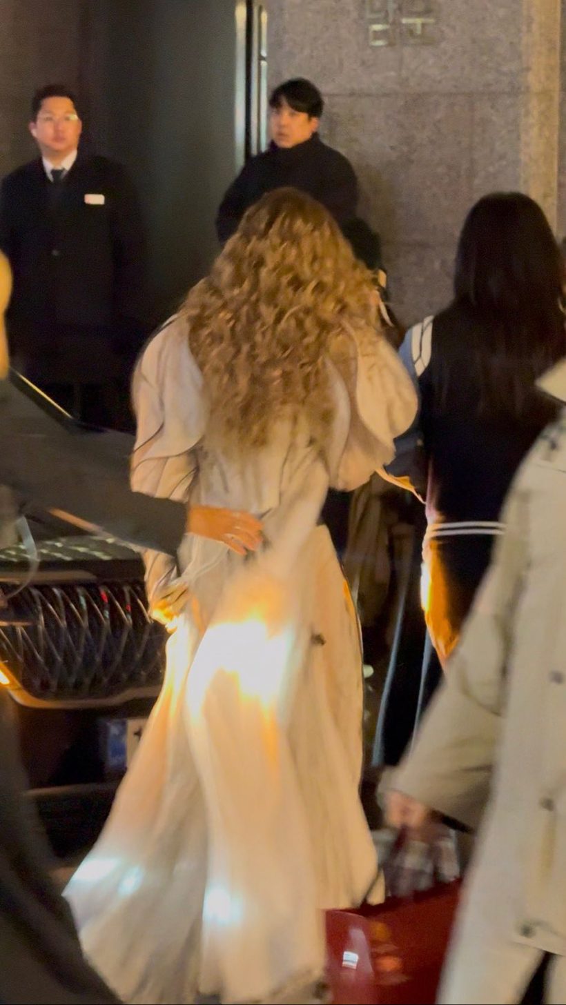 ดาเมจแรงมาก! ส่องลุค "ลิซ่า" ในงาน Louis Vuitton น่ารักจนใจเจ็บ